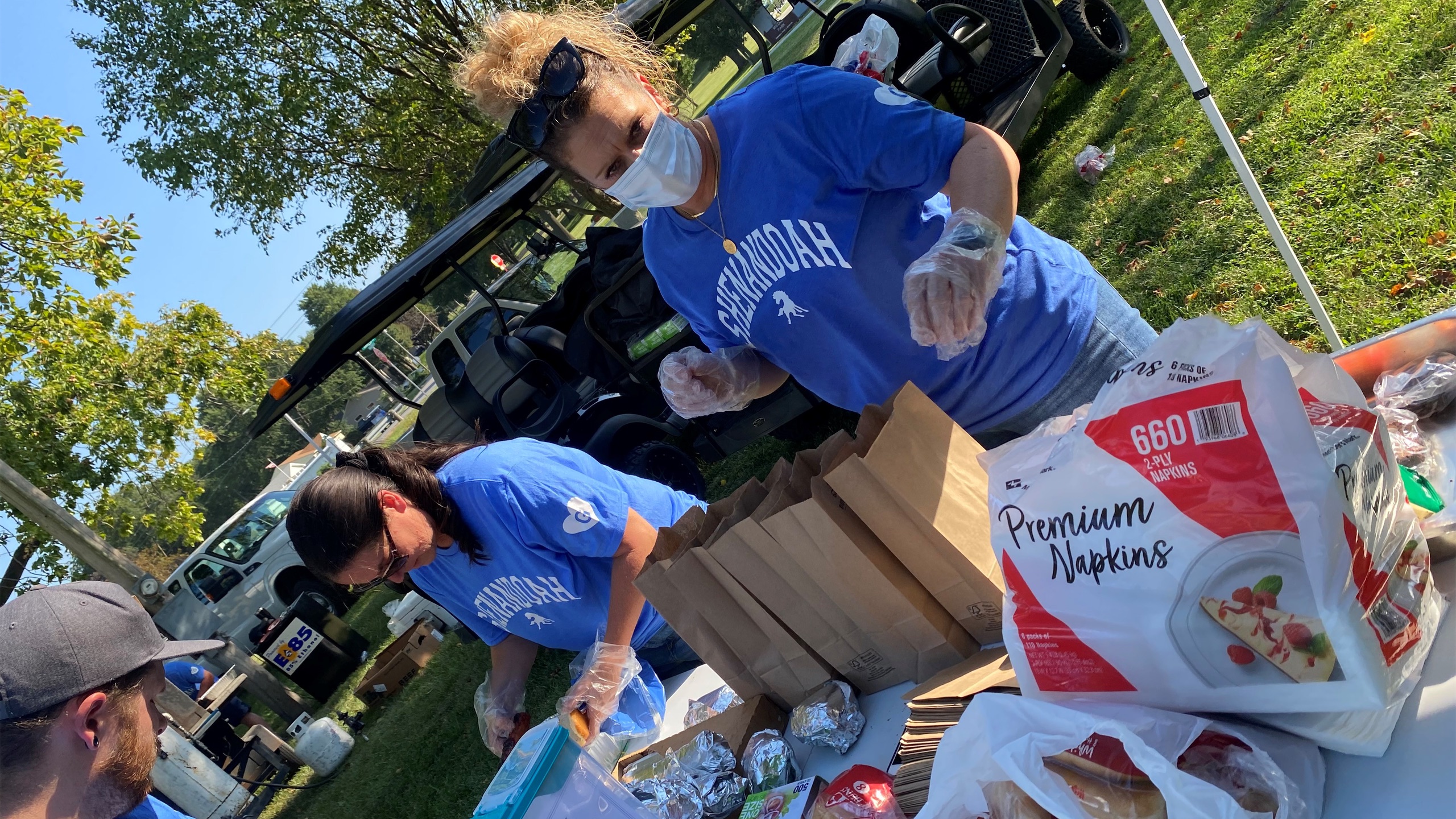 Green Plains employees preparing sack lunches at the Community Cookout