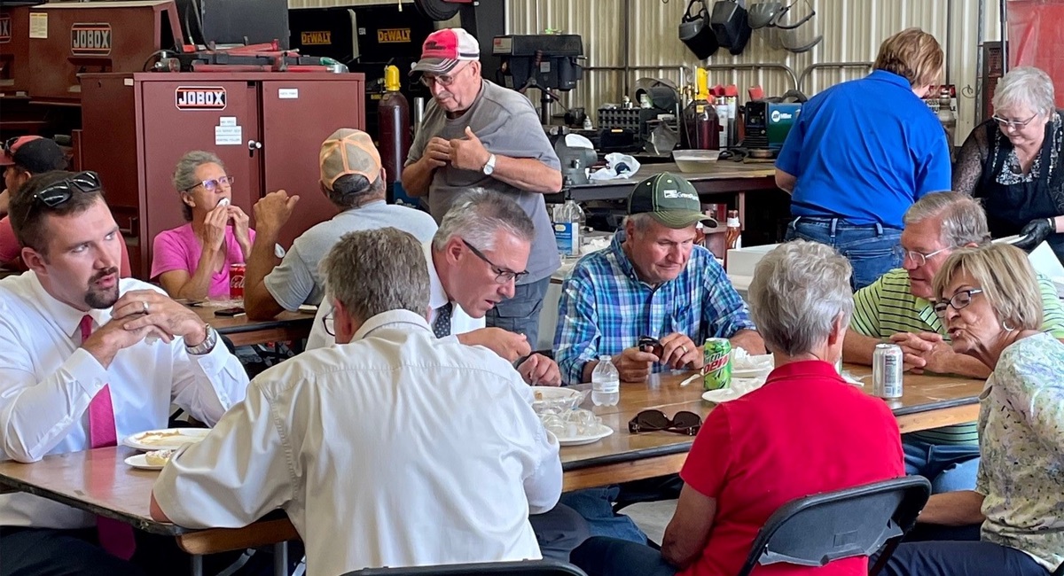 Otter Tail customers and community members eating lunch